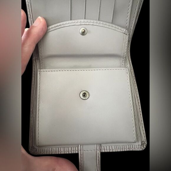 LOUIS VUITTON Epi Porte-Billets Compact Wallet - Picture 8 of 16